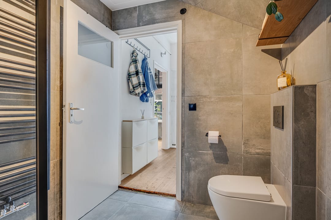 Spacious Ground Floor Apartment with Sunny Garden Near Haarlem Center — 23