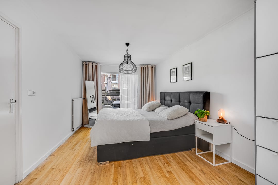Spacious Ground Floor Apartment with Sunny Garden Near Haarlem Center — 13