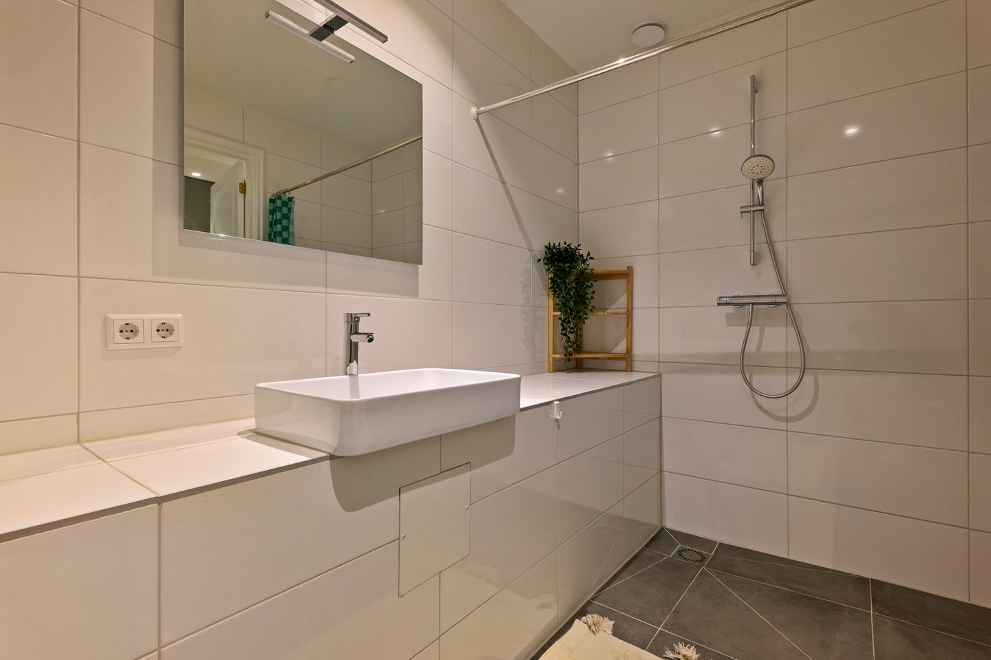 Spacious Three-Level Ground Floor Apartment with South-Facing Garden in Oud-Zuid — 35