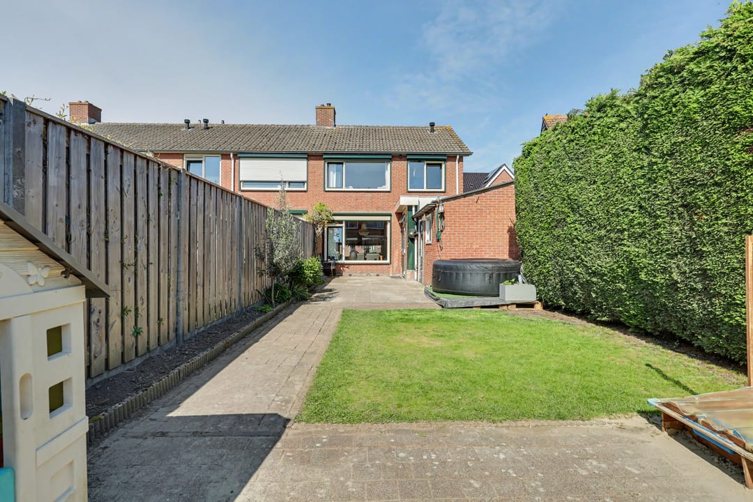 Spacious corner home with three bedrooms and deep backyard — 31