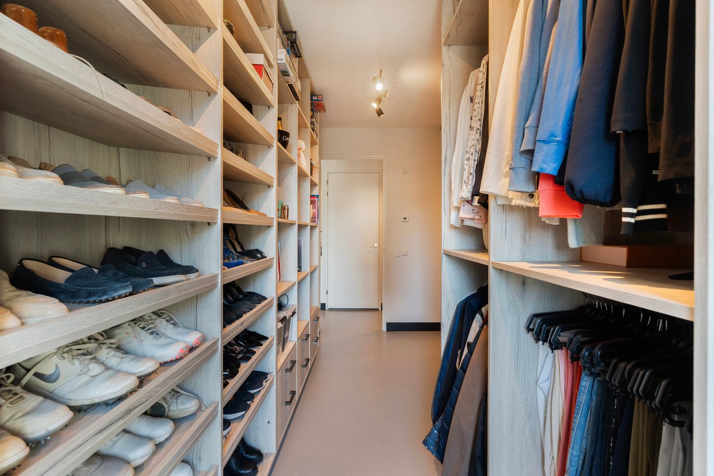 Photo 35 of Van Vollenhovenstraat 3-402