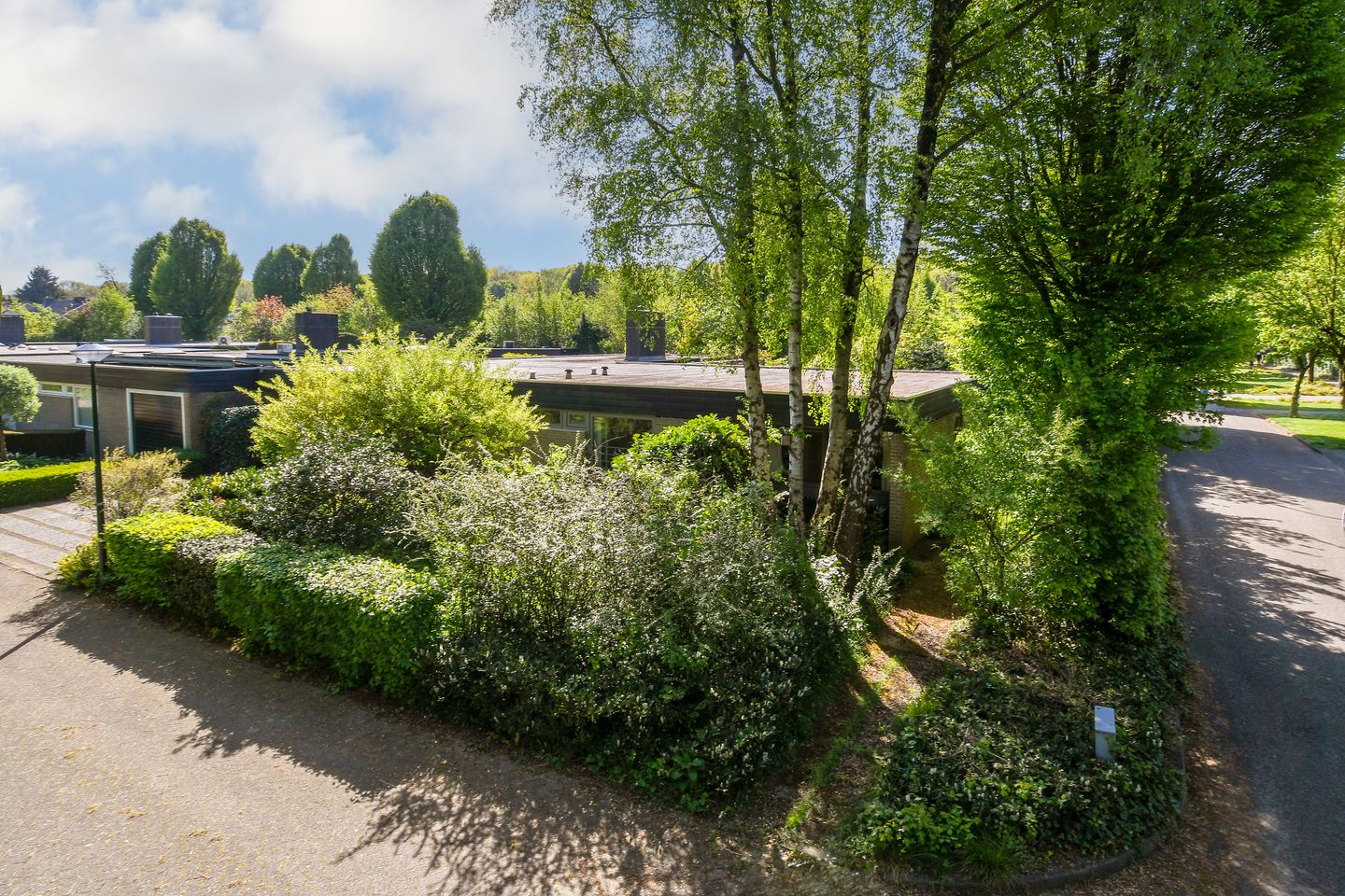 Spacious Life-Cycle Proof Bungalow with Large South-Facing Garden in Green Son Neighborhood — 35