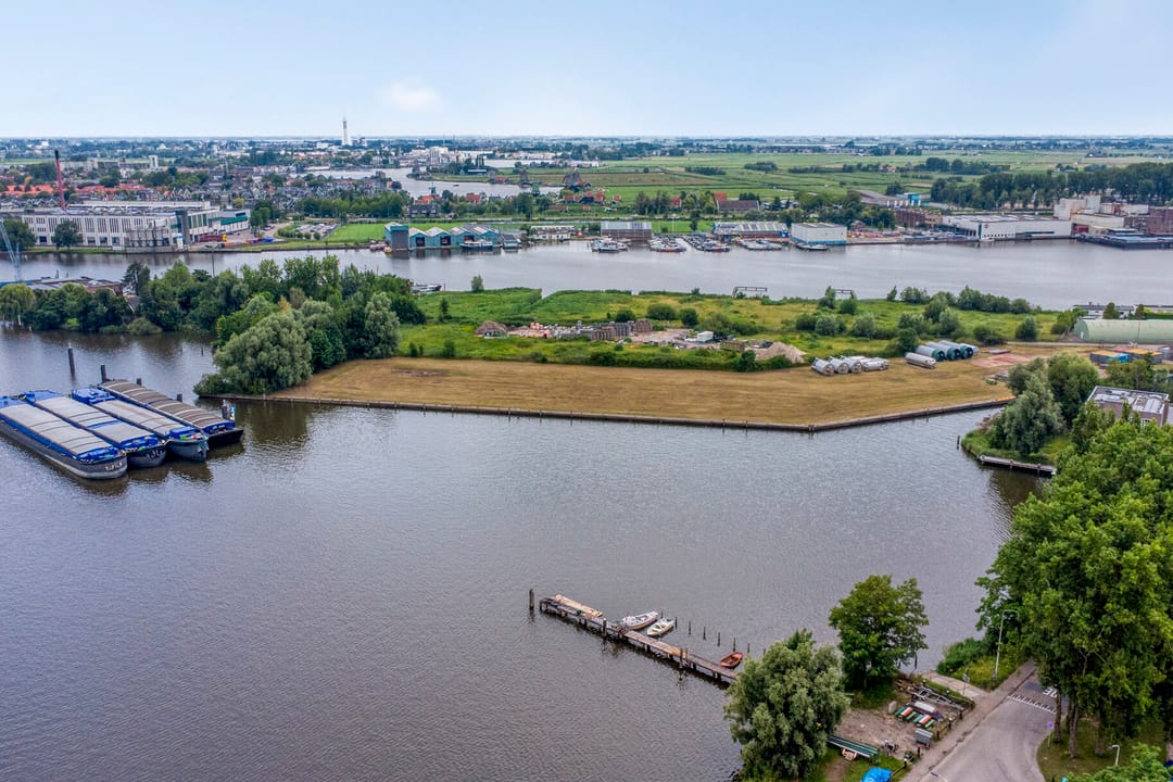 Energy-Efficient Family Home by the Water in Quiet Green Neighborhood — 43