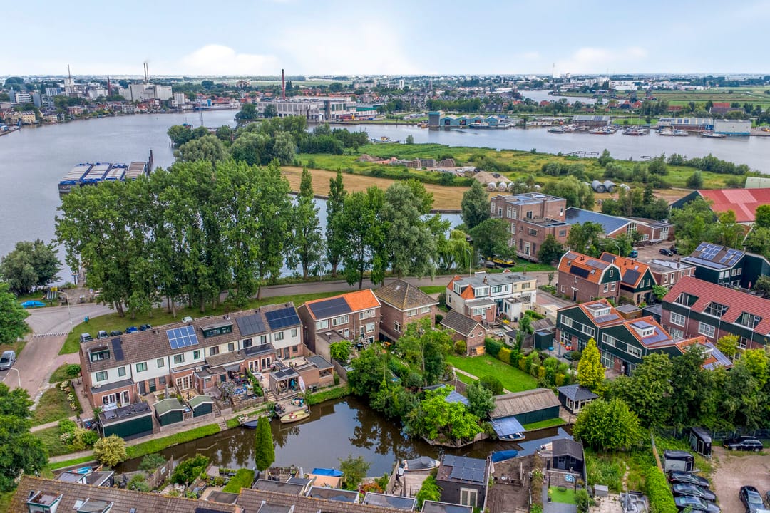Energy-Efficient Family Home by the Water in Quiet Green Neighborhood — 47