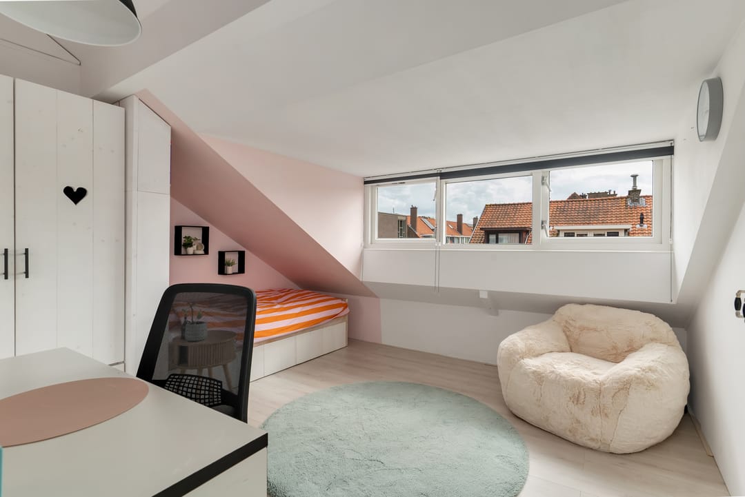 Spacious 1930s Family Home with 5 Bedrooms in Vruchtenbuurt — 41