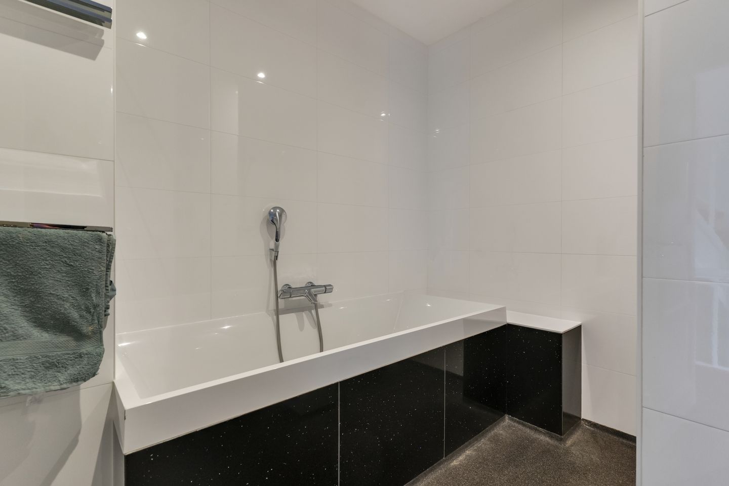 Spacious 1930s Family Home with 5 Bedrooms in Vruchtenbuurt — 34