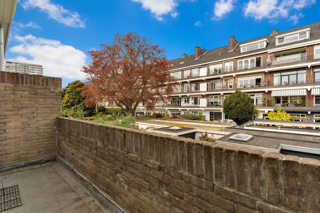Spacious 1930s Family Home with 5 Bedrooms in Vruchtenbuurt — 38