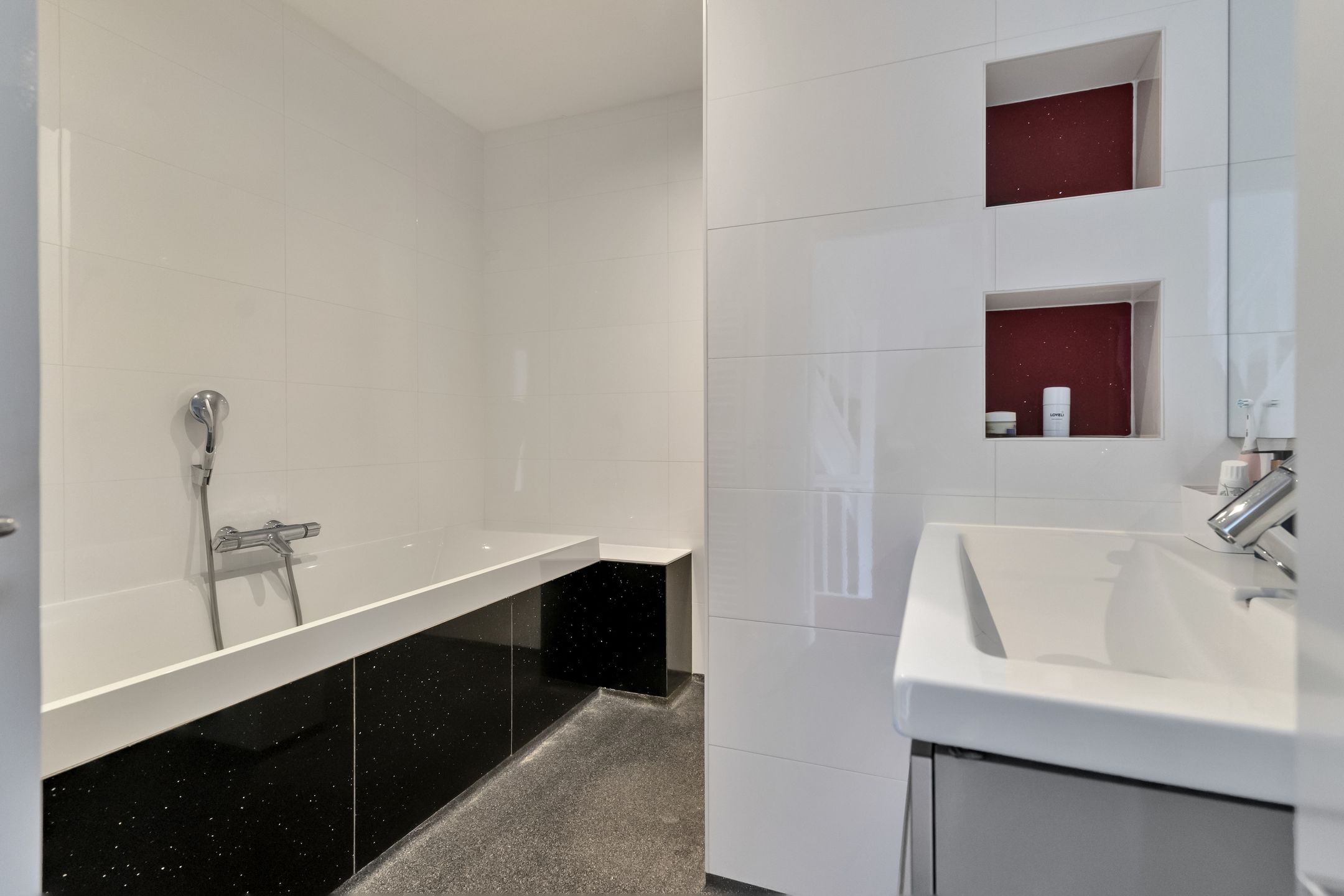 Spacious 1930s Family Home with 5 Bedrooms in Vruchtenbuurt — 33