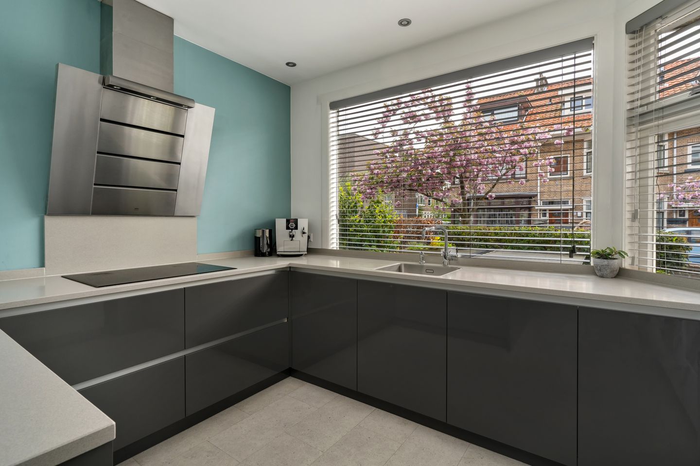 Spacious 1930s Family Home with 5 Bedrooms in Vruchtenbuurt — 25