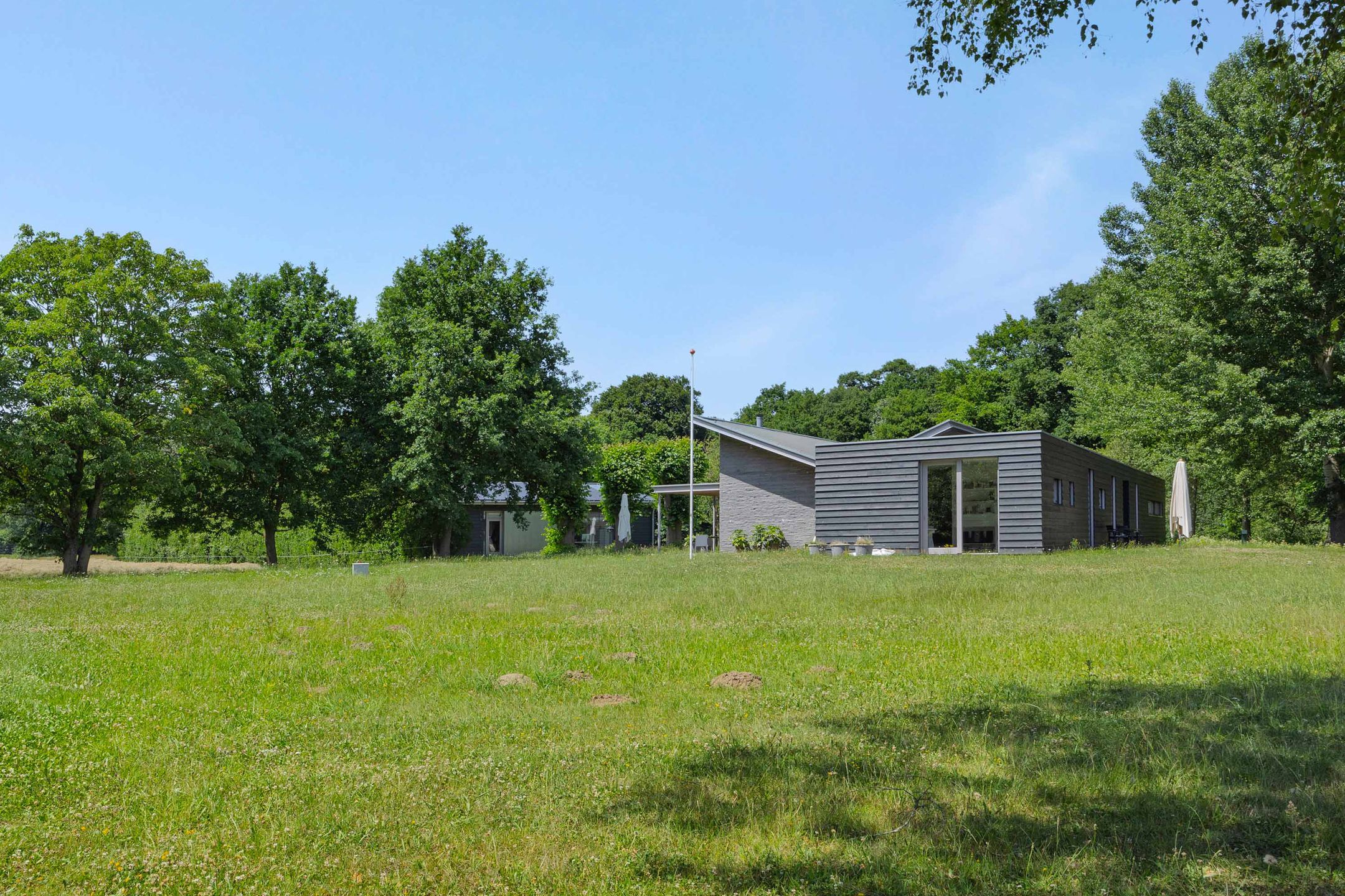 Exclusive Detached Villa with Extensive Natural Plot — 12