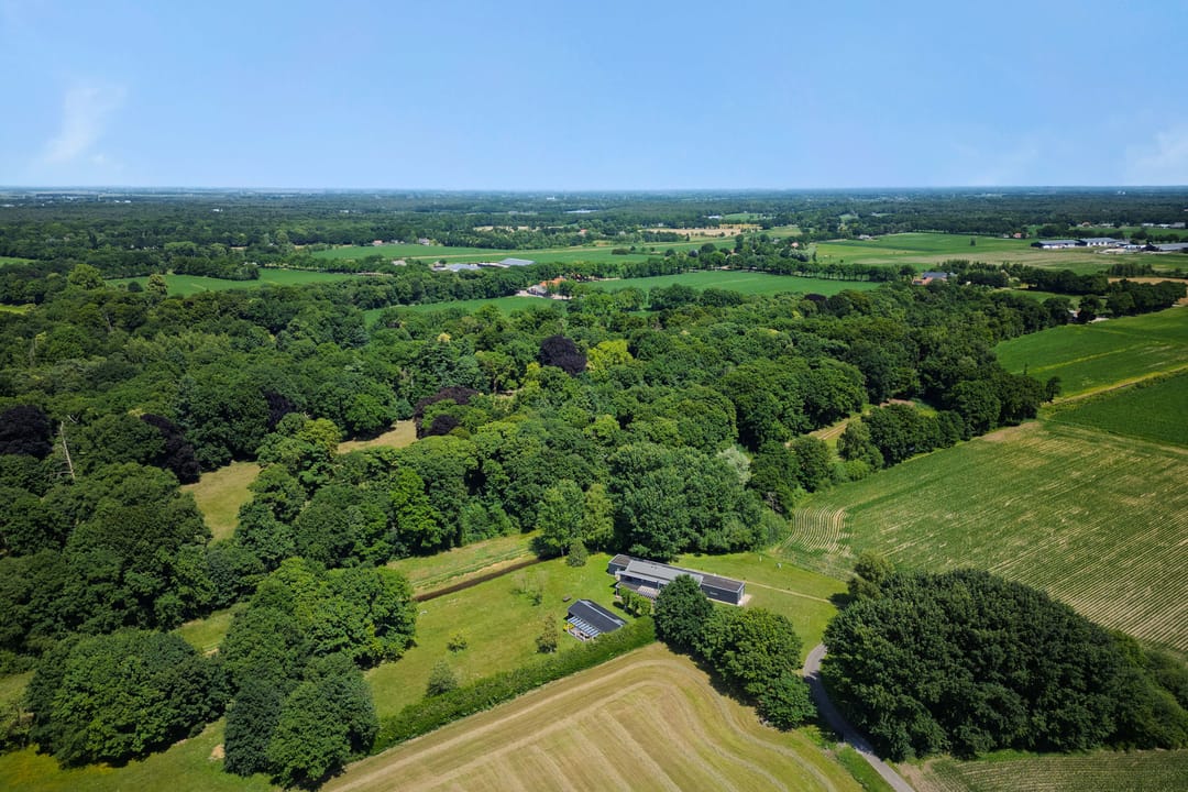 Exclusive Detached Villa with Extensive Natural Plot — 16