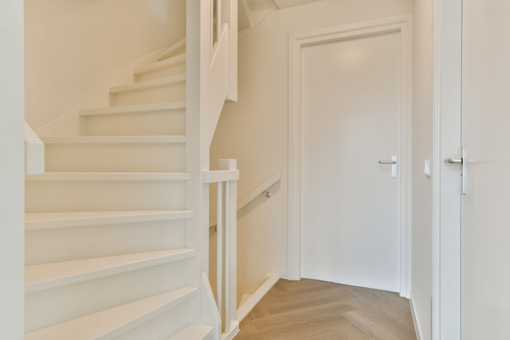 Fully Renovated Move-in Ready Corner House with 175 m² Living Space and Private Garage — 12