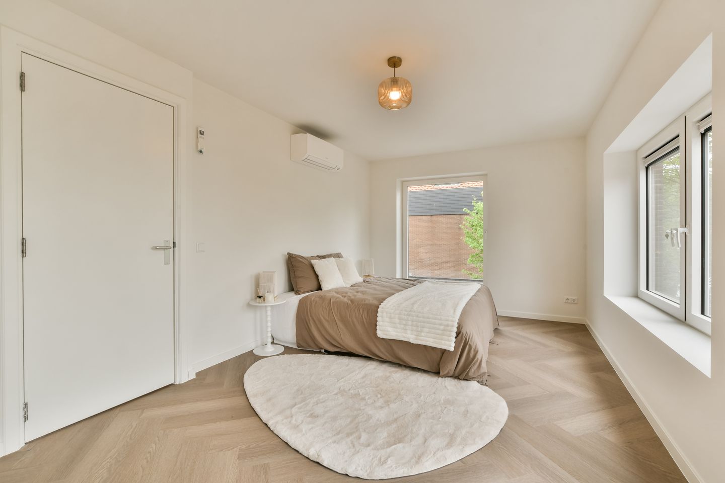 Fully Renovated Move-in Ready Corner House with 175 m² Living Space and Private Garage — 20