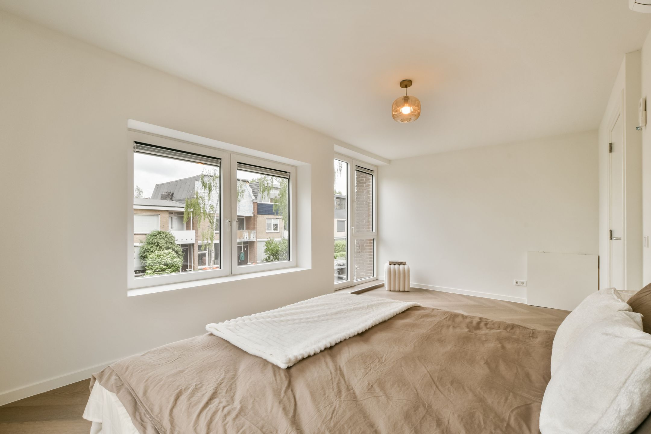 Fully Renovated Move-in Ready Corner House with 175 m² Living Space and Private Garage — 21