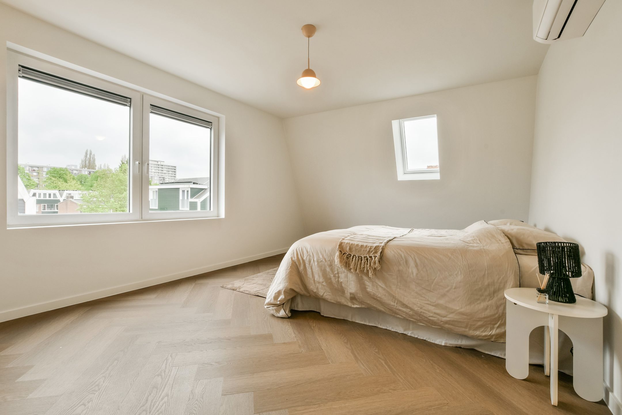 Fully Renovated Move-in Ready Corner House with 175 m² Living Space and Private Garage — 24