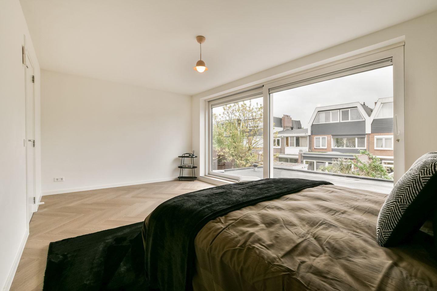 Fully Renovated Move-in Ready Corner House with 175 m² Living Space and Private Garage — 14