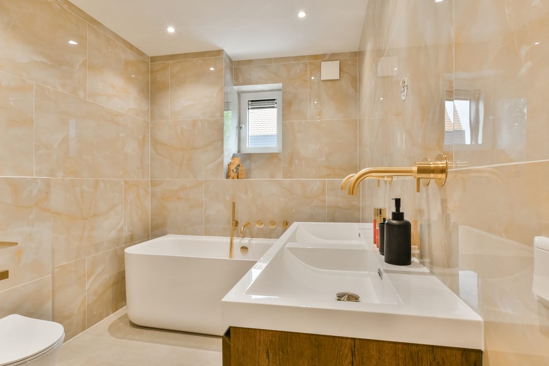 Fully Renovated Move-in Ready Corner House with 175 m² Living Space and Private Garage — 16