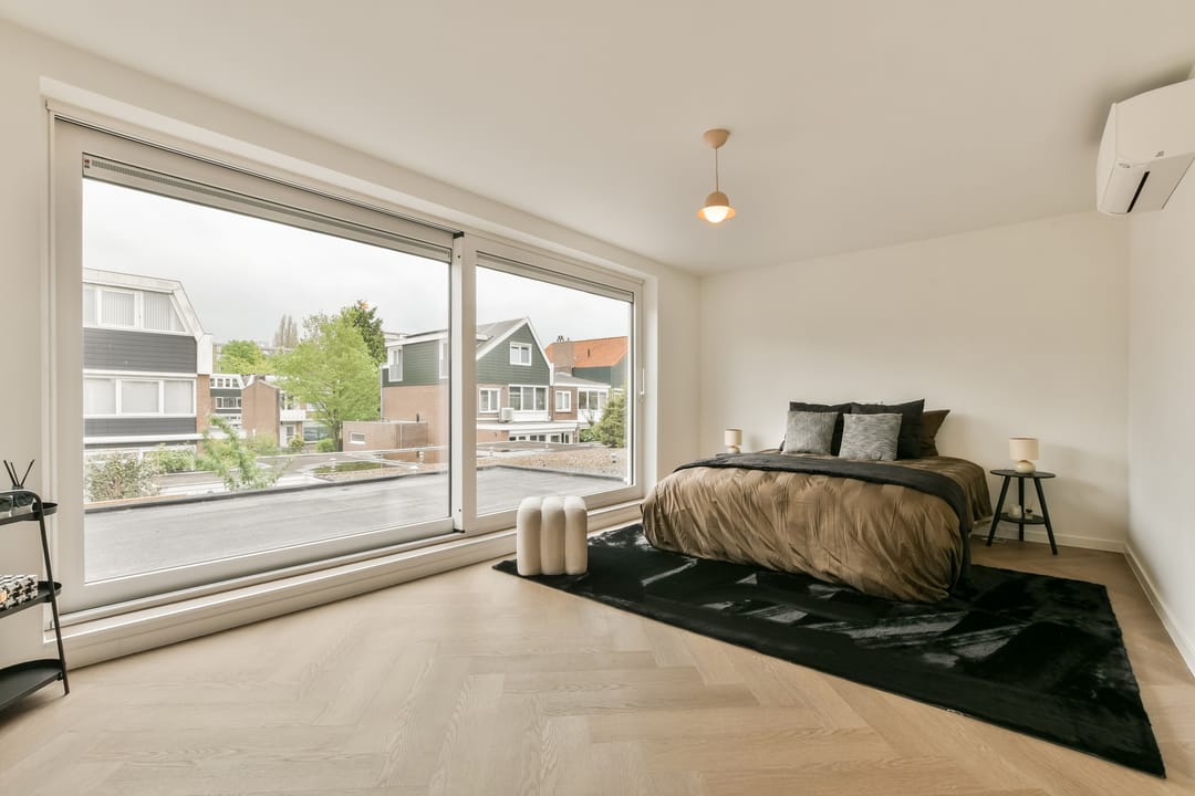 Fully Renovated Move-in Ready Corner House with 175 m² Living Space and Private Garage — 13