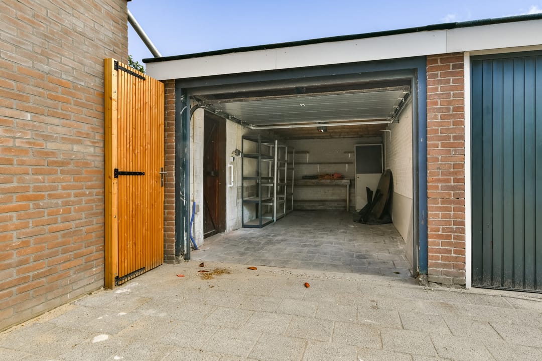 Fully Renovated Move-in Ready Corner House with 175 m² Living Space and Private Garage — 32