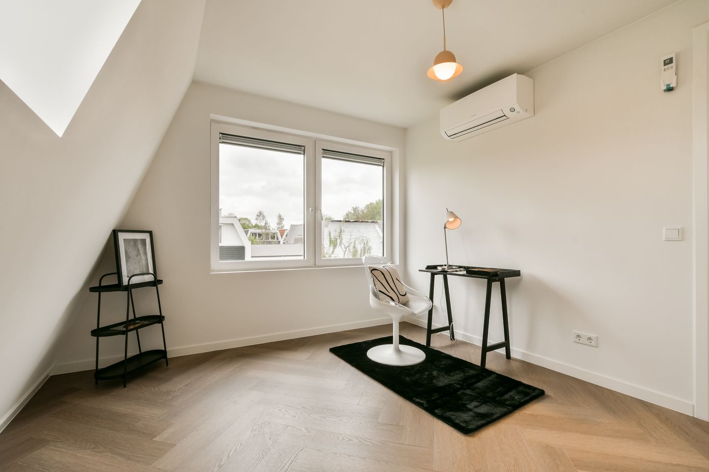 Fully Renovated Move-in Ready Corner House with 175 m² Living Space and Private Garage — 25