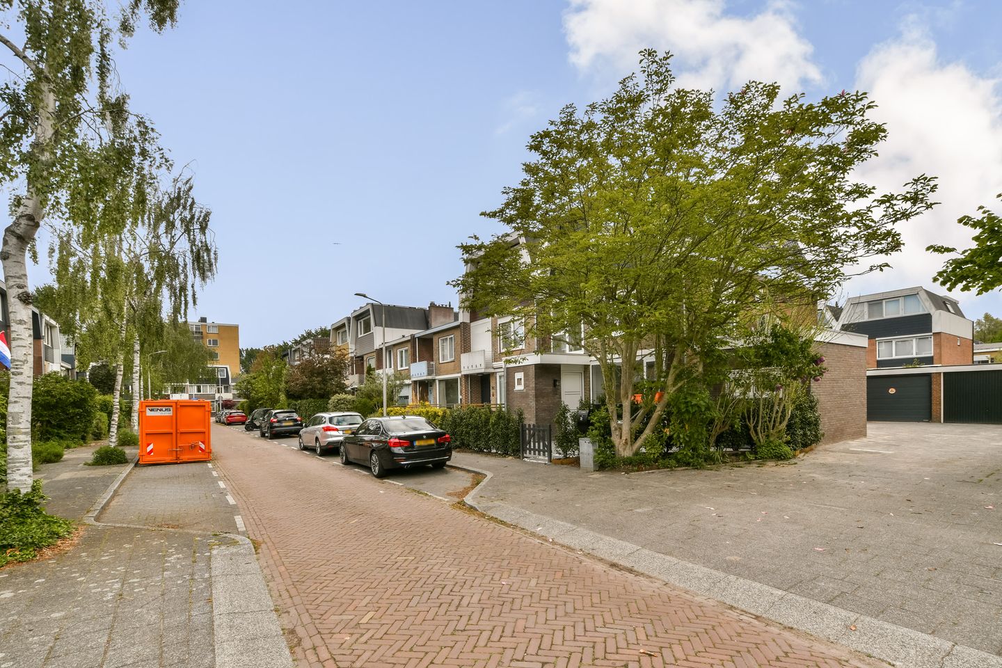 Fully Renovated Move-in Ready Corner House with 175 m² Living Space and Private Garage — 34