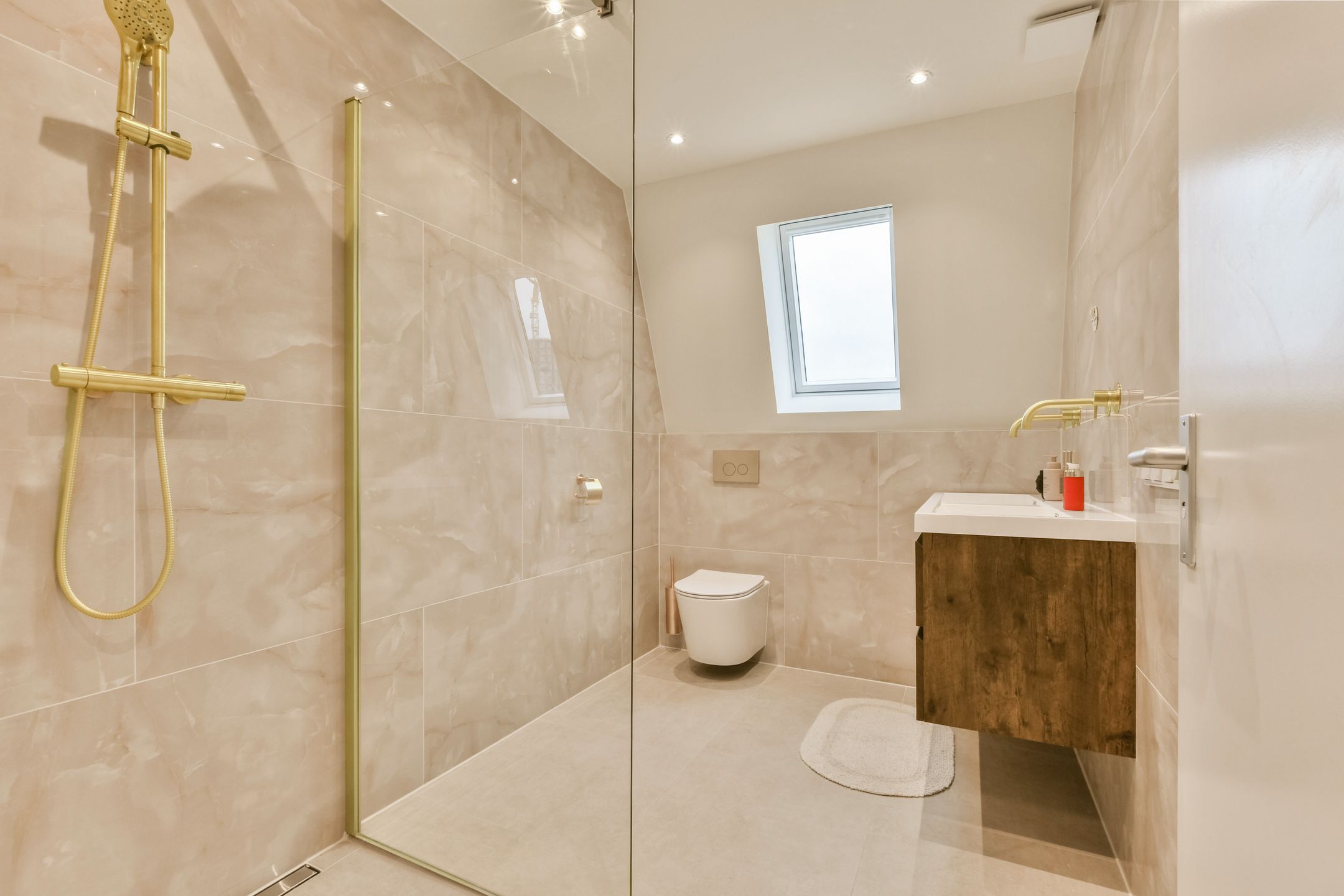 Fully Renovated Move-in Ready Corner House with 175 m² Living Space and Private Garage — 27