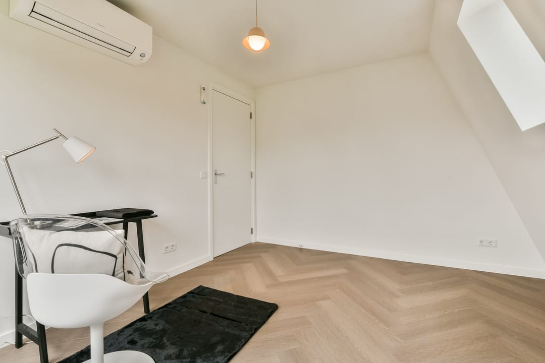 Fully Renovated Move-in Ready Corner House with 175 m² Living Space and Private Garage — 26