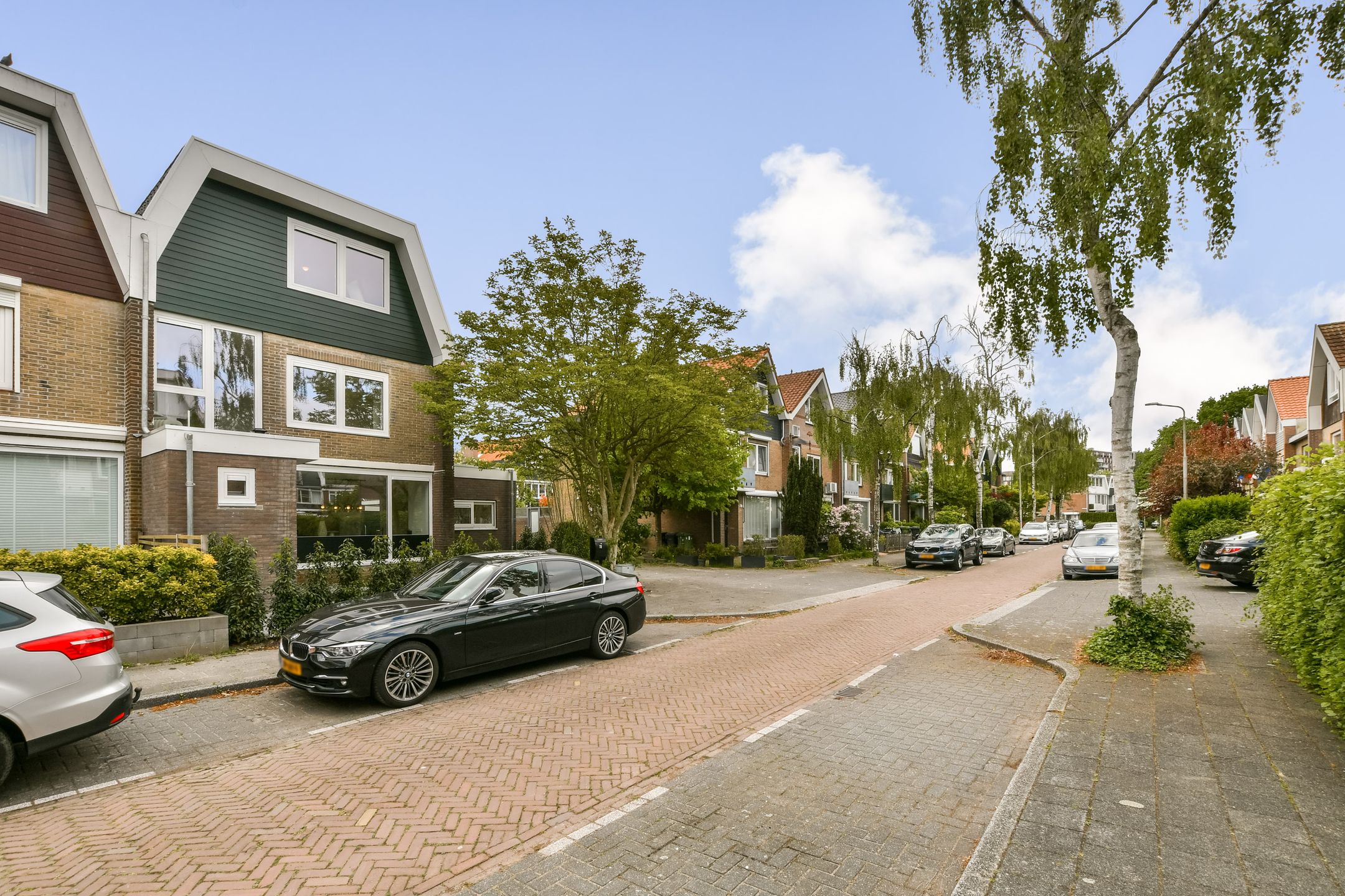 Fully Renovated Move-in Ready Corner House with 175 m² Living Space and Private Garage — 33