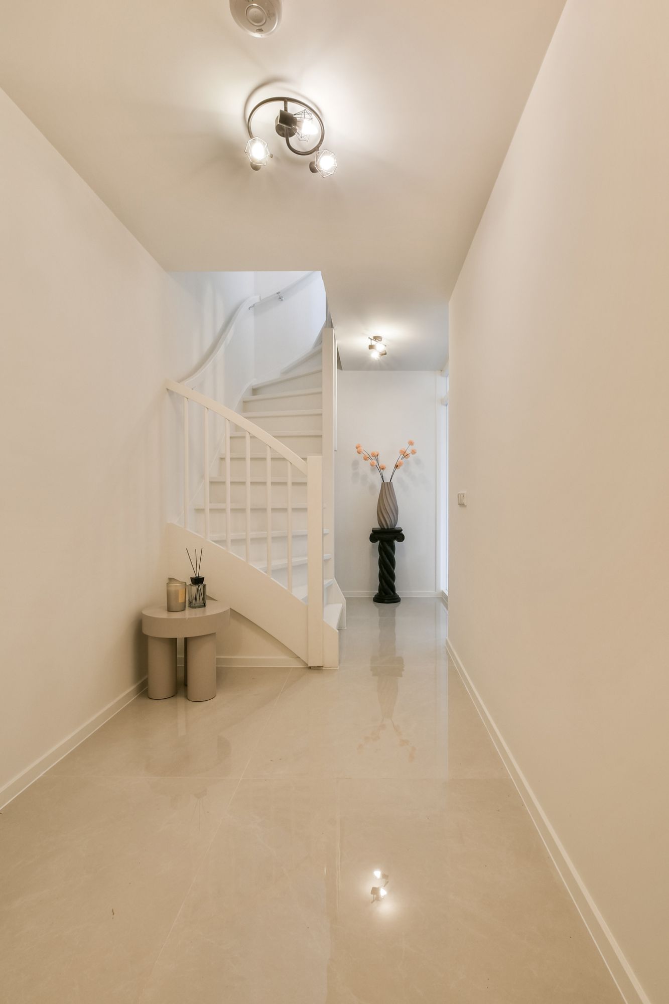 Fully Renovated Move-in Ready Corner House with 175 m² Living Space and Private Garage — 29