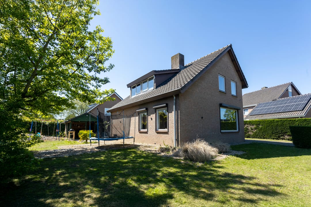 Spacious Detached House with Garage and Sunny Garden in Maasbommel — 46