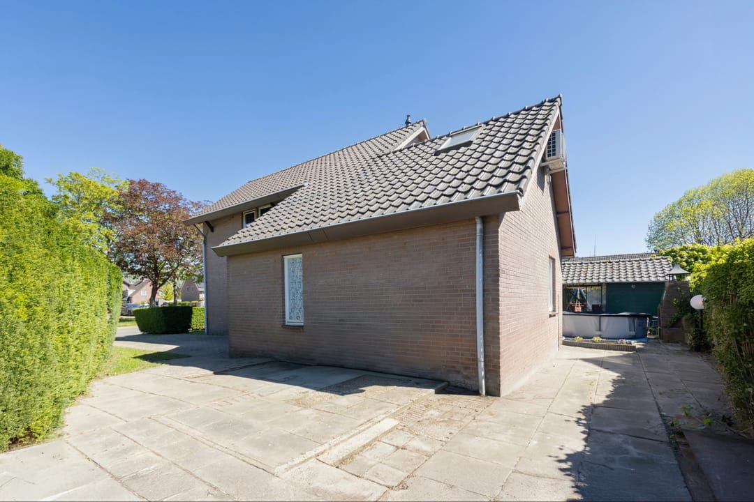Spacious Detached House with Garage and Sunny Garden in Maasbommel — 47