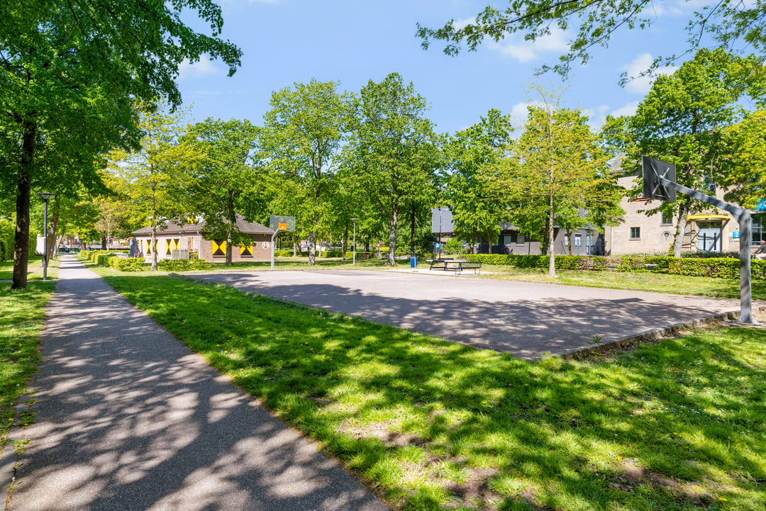 Spacious 4-room apartment with balcony near Zuiderpark in Den Bosch Zuid — 38