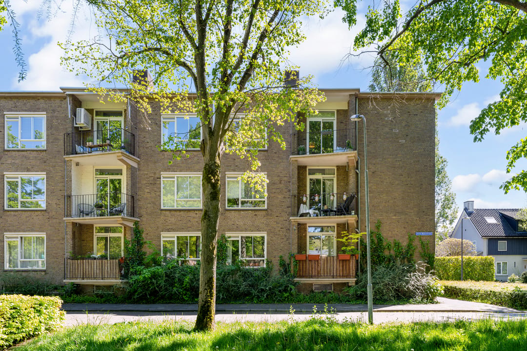 Spacious 4-room apartment with balcony near Zuiderpark in Den Bosch Zuid — 37