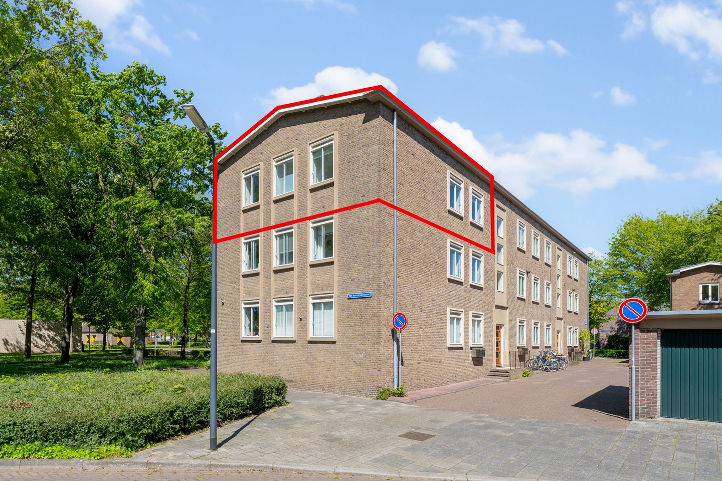 Spacious 4-room apartment with balcony near Zuiderpark in Den Bosch Zuid — 35