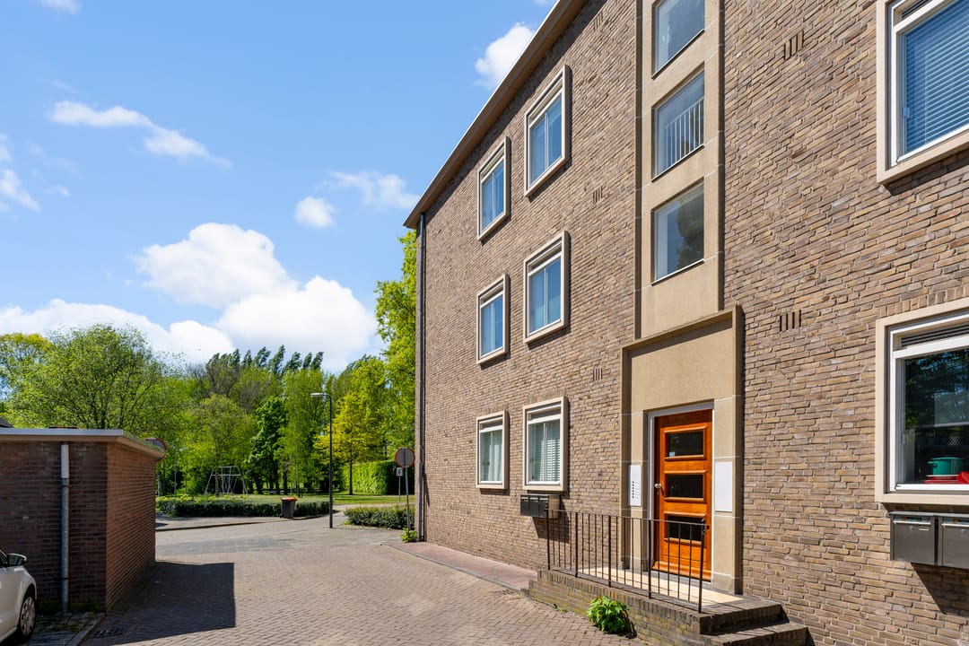 Spacious 4-room apartment with balcony near Zuiderpark in Den Bosch Zuid — 32