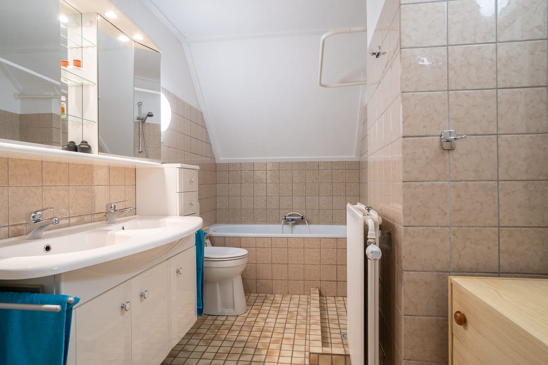 Surprisingly spacious semi-detached family home with private driveway — 31