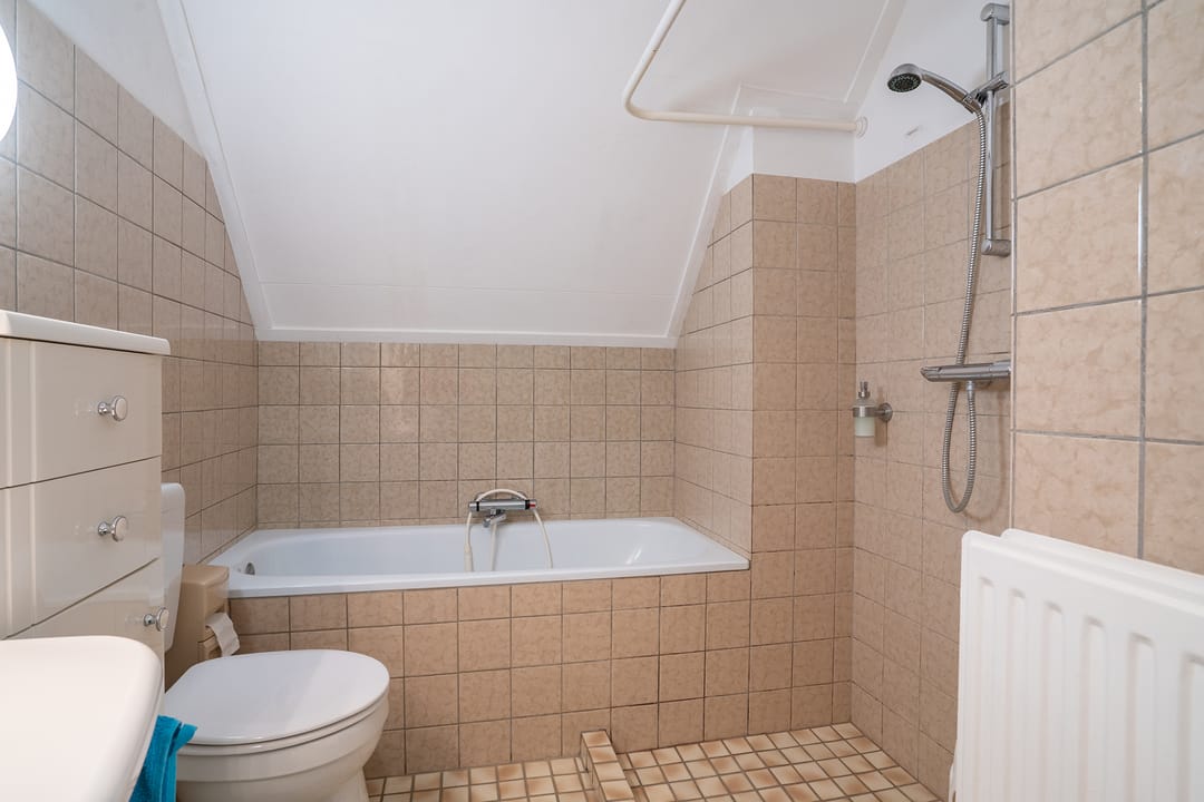 Surprisingly spacious semi-detached family home with private driveway — 32