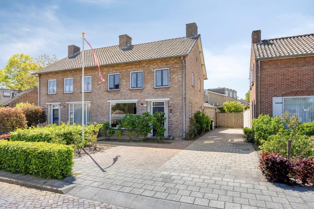 Photo 1 of Burgemeester Buskensstraat 23-A