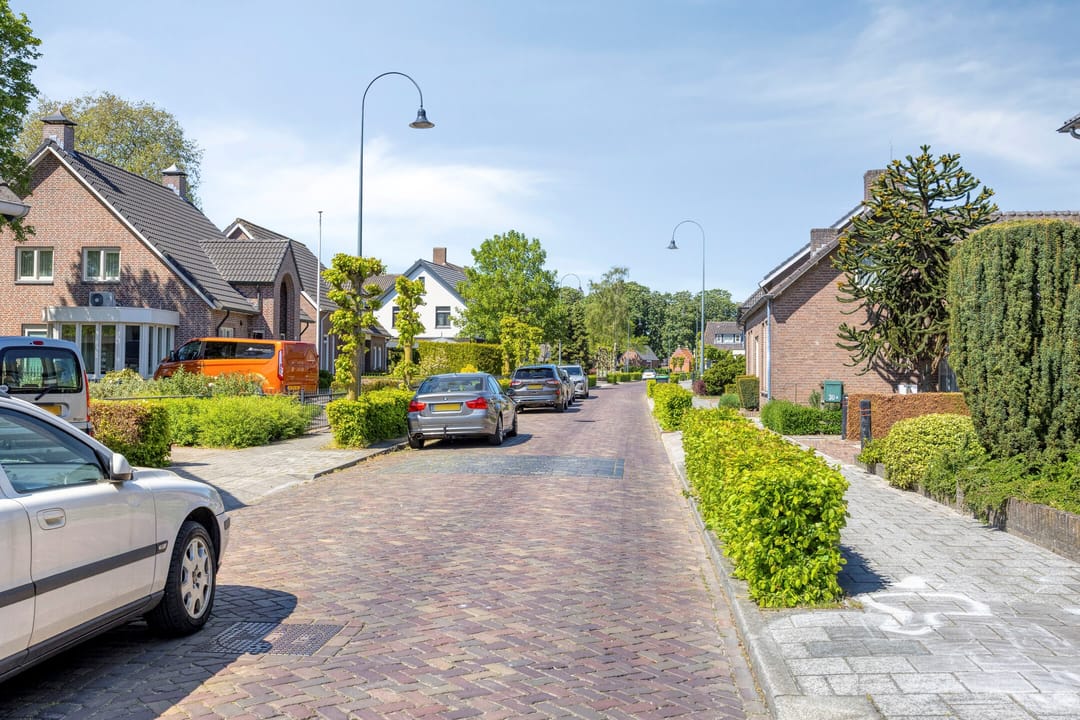 Photo 41 of Burgemeester Buskensstraat 23-A