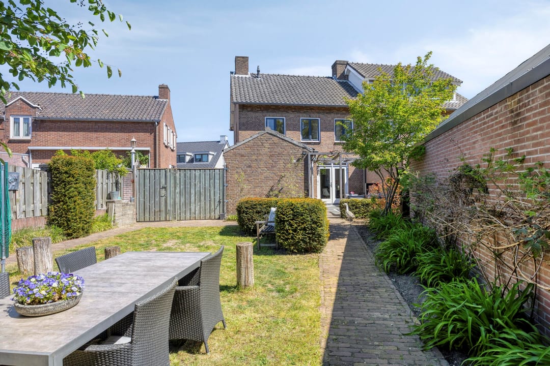 Photo 37 of Burgemeester Buskensstraat 23-A