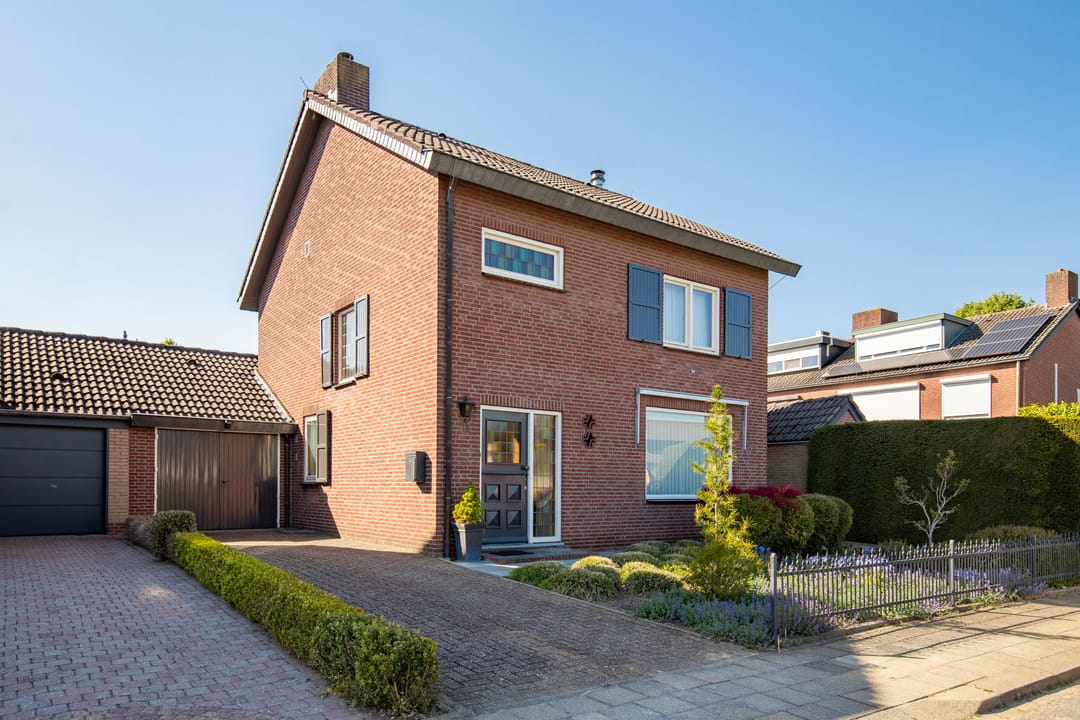 Photo 1 of Graaf van Loonstraat 11
