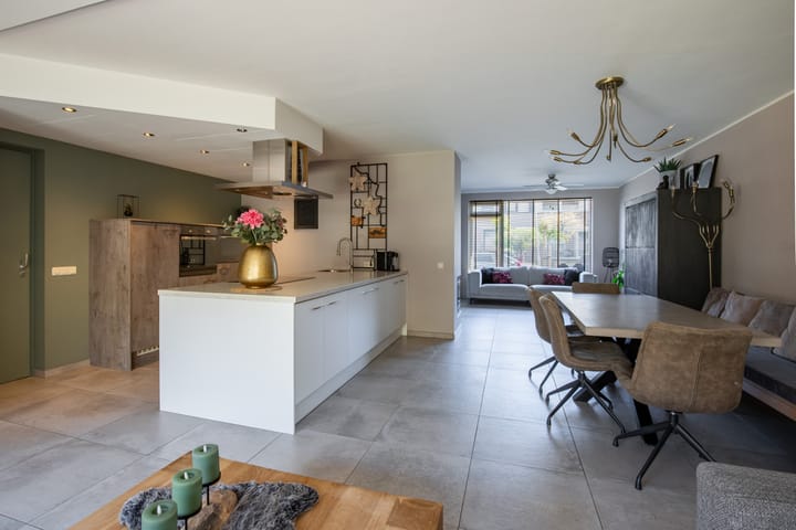 Tussenwoning te koop: Schout Boutenstraat 22, Buchten