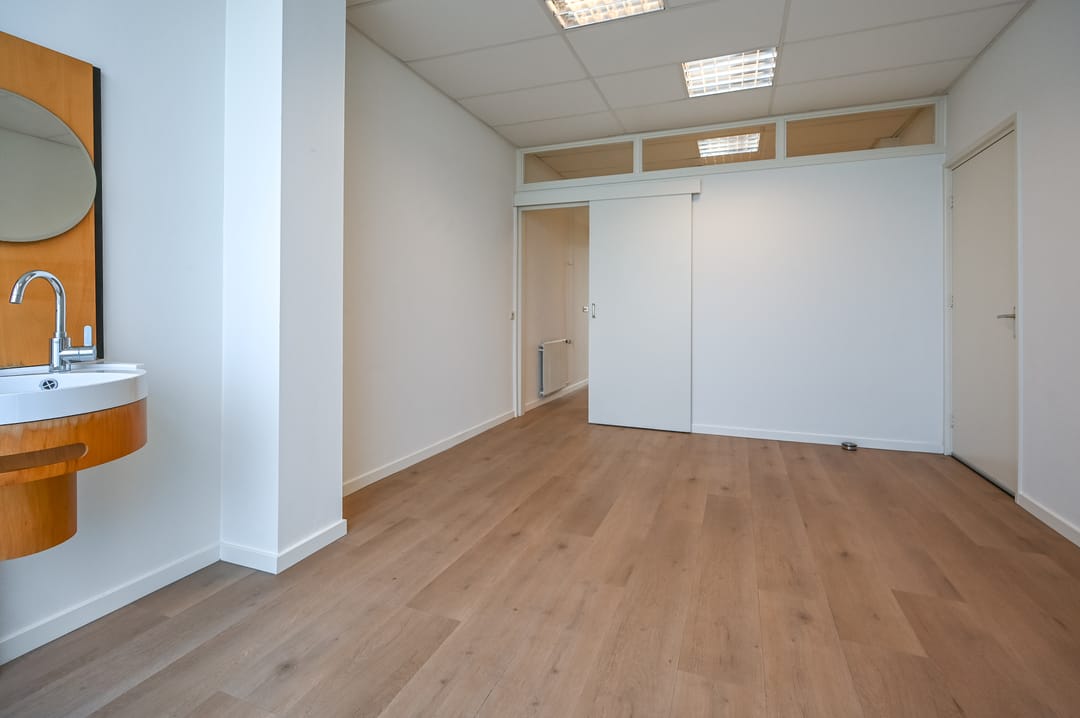 Versatile Mixed-Use Property with Commercial Space and Upper Apartment on Lively Kennemerlaan — 31