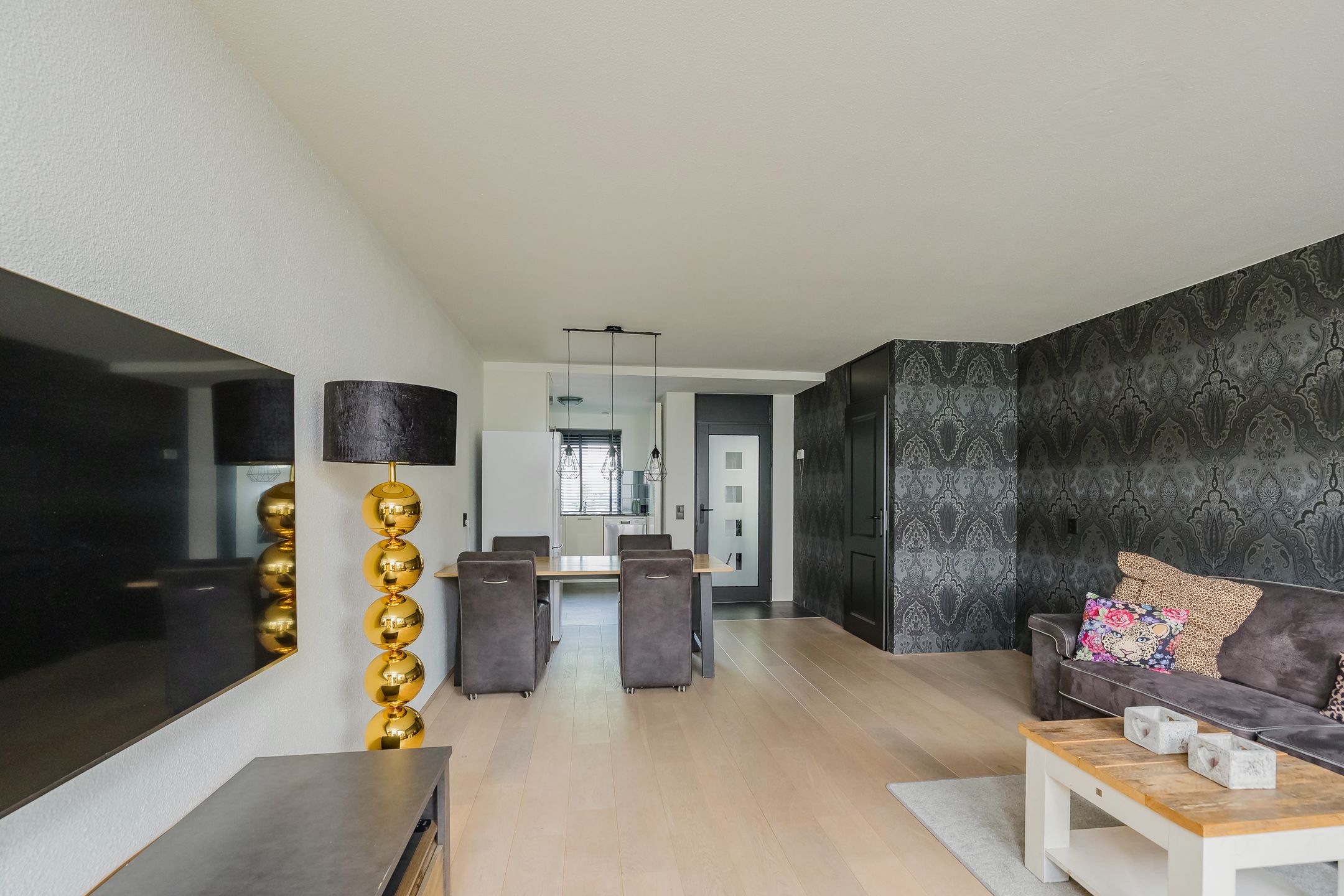 Bright corner house with solar panels and southeast garden — 12