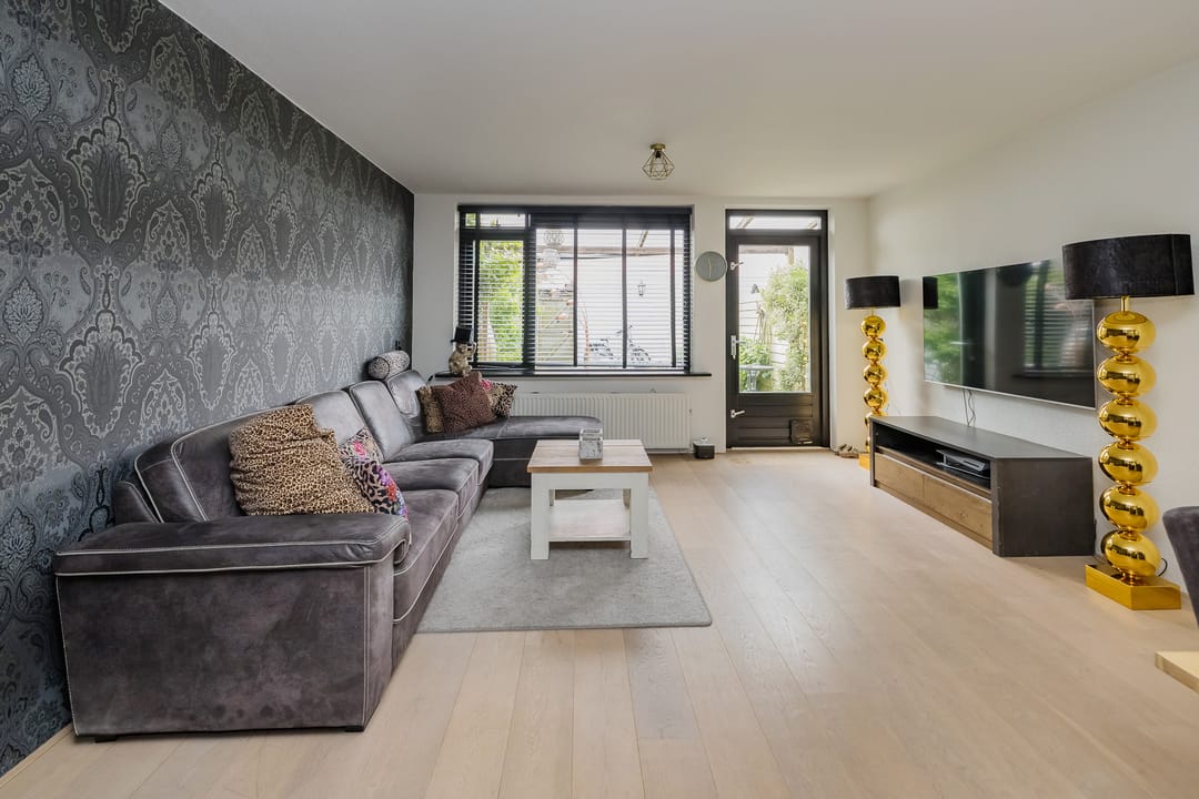 Bright corner house with solar panels and southeast garden — 13
