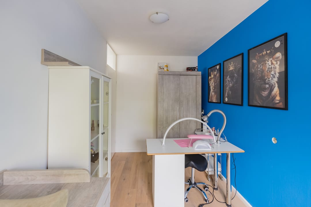 Bright corner house with solar panels and southeast garden — 37