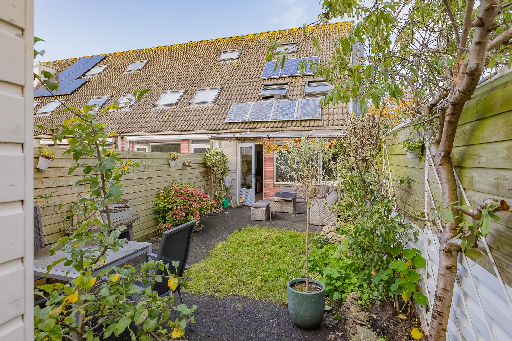 Bright corner house with solar panels and southeast garden — 24