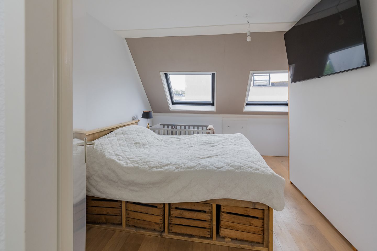 Bright corner house with solar panels and southeast garden — 39