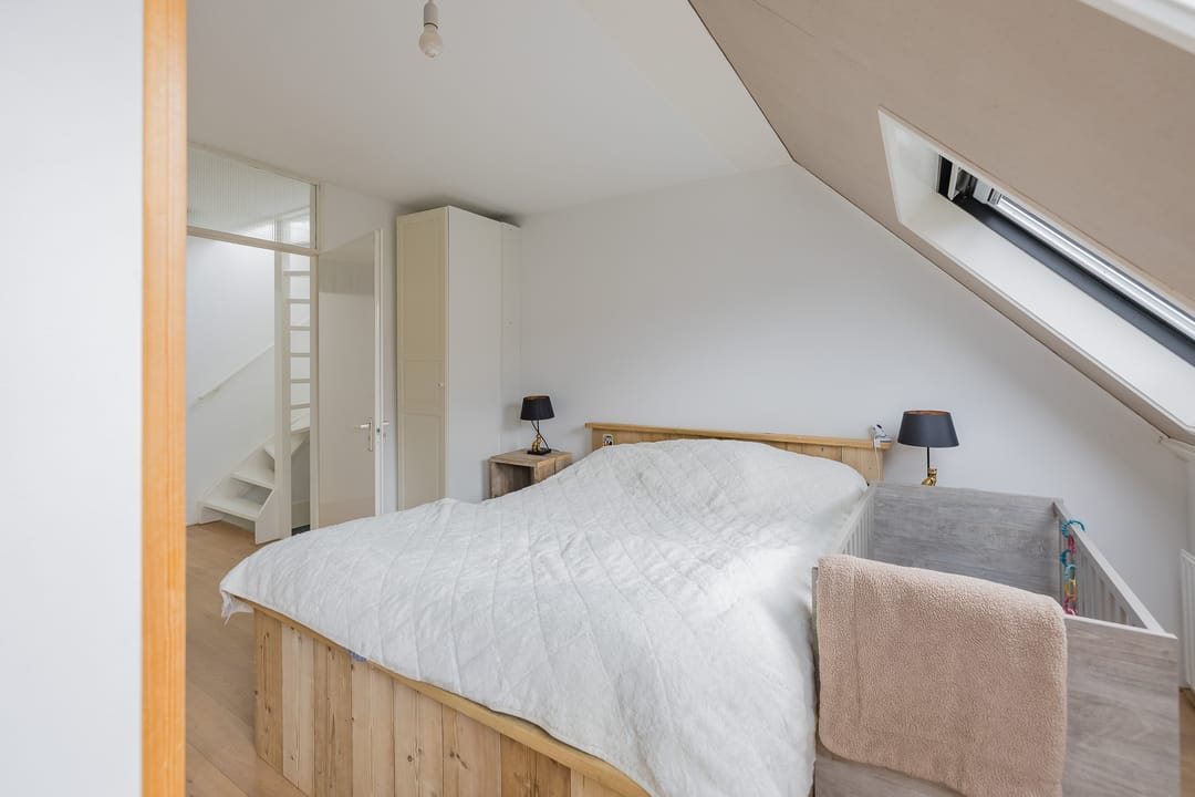 Bright corner house with solar panels and southeast garden — 40