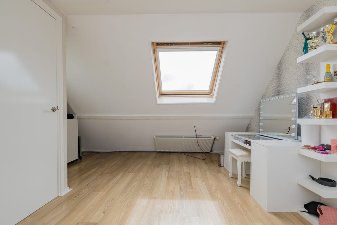 Bright corner house with solar panels and southeast garden — 45